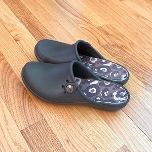 Women’s size 7 Crocs, brown Croc mules, brown Croc clogs